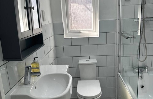 Thornton Heath House | Cosy family-friendly home, perfectly located near shops, parks, and restaurants.