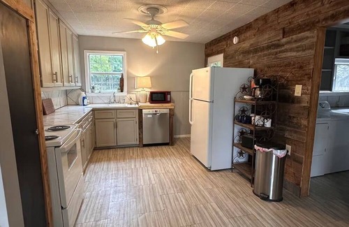 Waxahachie House | Charming 2-Bed Bluebonnet Bungalow in Historic Waxahachie