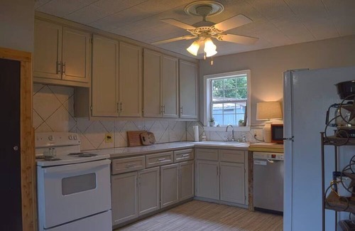 Waxahachie House | Charming 2-Bed Bluebonnet Bungalow in Historic Waxahachie