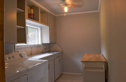 Waxahachie House | Charming 2-Bed Bluebonnet Bungalow in Historic Waxahachie