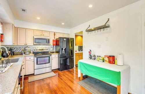 Herndon House | Close to Hospital & Dulles: Herndon Townhome