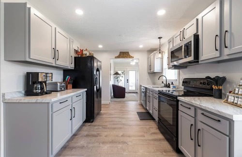 Hikes Point House | Renovated 5BR Retreat 2 Living Rooms Sleeps/Dining for 10, Close to major HWY's