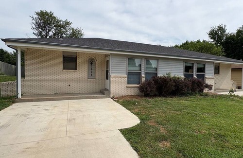 Manhattan House | Fabulous 2-bedroom house in Manhattan. Walkable to KSU.