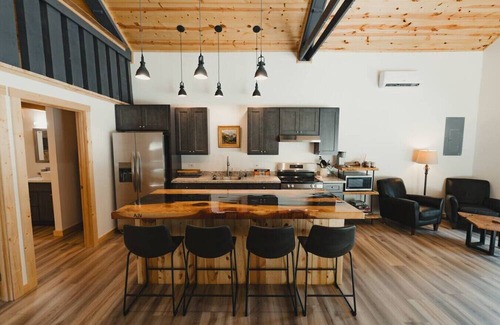 Lewis County Cabin | Luxury Barndominium-Hot Tub-Firepit-WIFI-EV-Nature