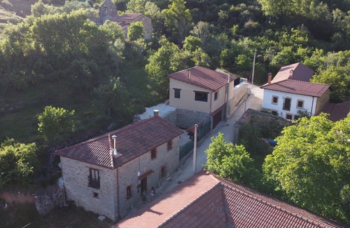Cuevas de Vinayo House | Genciana, Cottage in the middle of the Leonese mountains (pet friendly)