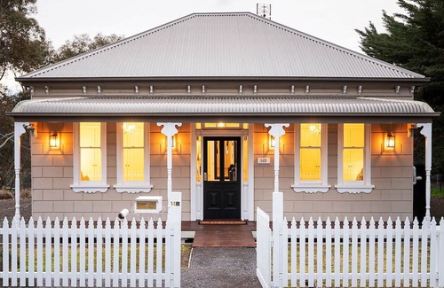 Castlemaine House | Hilltop Victorian Retreat - Firepit + Sunset views