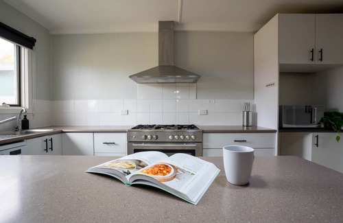 Kerang House | Spacious Kerang Retreat | Stylish & Cosy