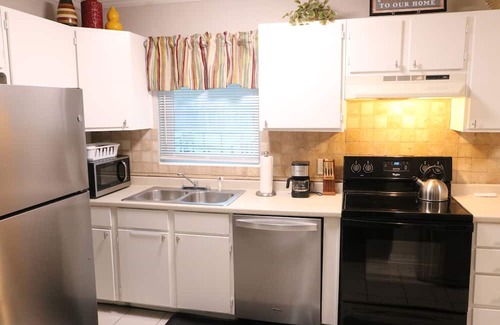 Oak Hill House | Monthly +Charming 2-bedroom/1-bath house on Westside Jax/OP