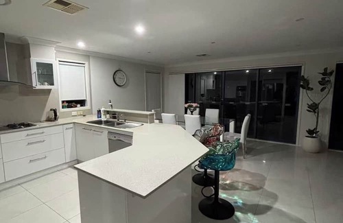 Tascott House | “Beach Paradise Villa | Private Garden & BBQ Area”