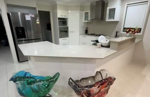 Tascott House | “Beach Paradise Villa | Private Garden & BBQ Area”