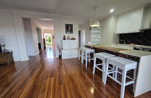 Drouin House | Cosy spacious hill holiday home