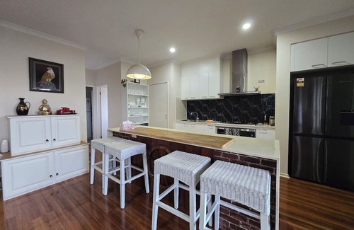 Drouin House | Cosy spacious hill holiday home
