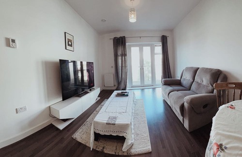 Hillingdon Apartment | Modern two-bedroom flat, fully equipped