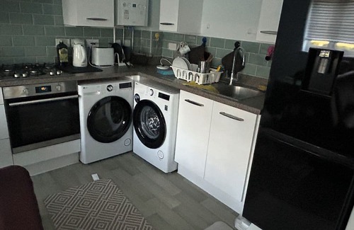 Eastleigh Apartment | Beautiful two bedroom apartment close to Southampton airport and train station