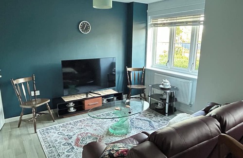 Eastleigh Apartment | Beautiful two bedroom apartment close to Southampton airport and train station