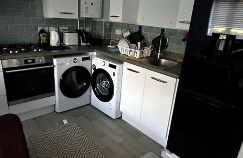 Eastleigh Apartment | Beautiful two bedroom apartment close to Southampton airport and train station