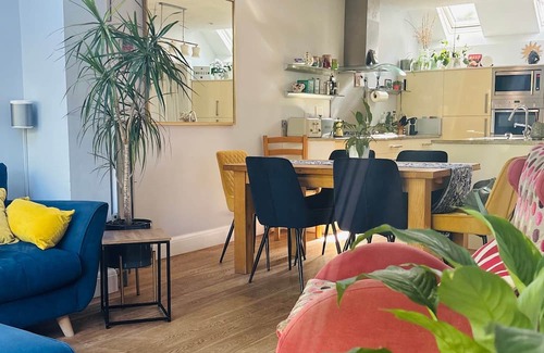 Richmond-upon-Thames House | Beautiful 4 Bed. Central Teddington