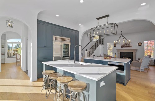 Jacksonville House | Private vineyard sanctuary for 6. Savor coffee at sunrise in the backyard oasis, soak in the hot tub under starry skies, and enjoy this elegant spacious retreat with mountain views, minutes from Historic Jacksonville and Applegate’s wine country.