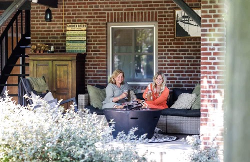 Wilbertoord House | Cozy cottage, view of horse pasture, large garden, pet friendly.