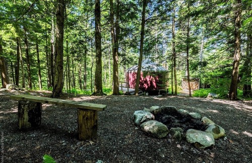 Saint-Etienne-De-Bolto Cabin | Ecological, intimate and immersive yurt: Le Lièvre
