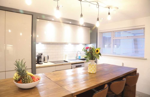Southville House | Trendy 6-Bedroom Bristol Home | Spacious Group Stay by North St & City Centre