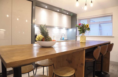 Southville House | Trendy 6-Bedroom Bristol Home | Spacious Group Stay by North St & City Centre