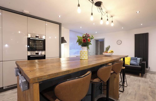 Southville House | Trendy 6-Bedroom Bristol Home | Spacious Group Stay by North St & City Centre