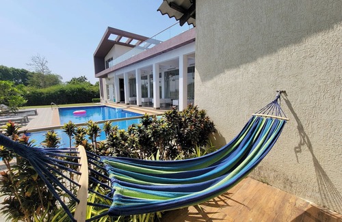 Indirapuram Apartment | Cozy 1-bedroom apartment in fantastic indirapuram with AC