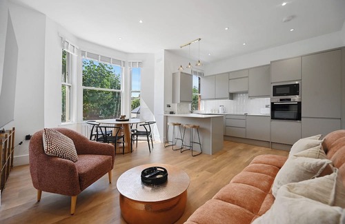 Harlesden House | Newly Refurbed 2 Bed Apartment 15 Minutes From West End