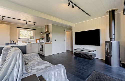 Maidstone House | Perfect Booking | Luxury Home With Pool & Gym