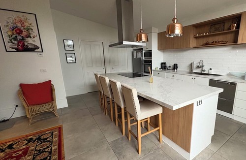 East Devonport House | Rosevilla Heritage Home in East Devonport with private parking and free WiFi