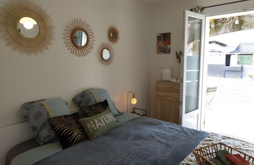 Saint-Martin-d'Ardeche Bed & Breakfast | Guest Room 'A L'ombre Des Amandiers - Room 1' with Shared Pool, Communal Garden and Wi-Fi