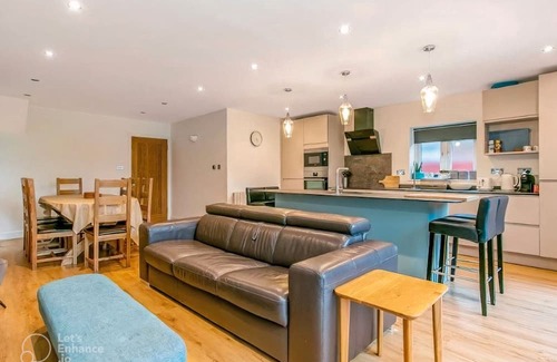 Hamworthy House | Sea Breeze - 4 bed family home near the beach in Poole Harbour