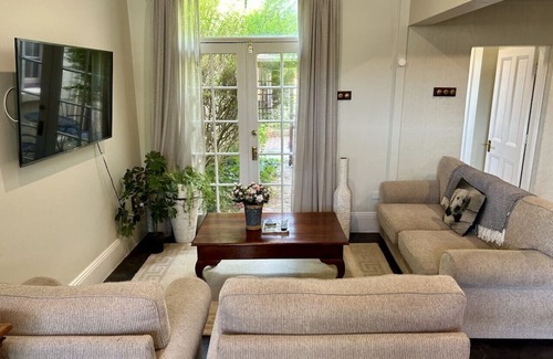 Albury Apartment | Porters Cottage Grande (two units)