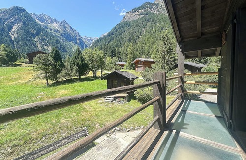 Saleinaz Apartment | Les Brimbelles" apartment in semi-detached chalet