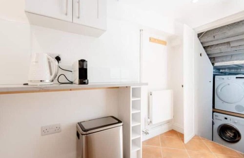 Kensington Apartment | Studio Flat located in Kensington and Chelsea with a Kitchenette & Utility Room