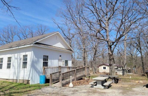 Osceola Cabin | Cozy 2-bedroom Schoolhouse Cabin near Truman Lake access points