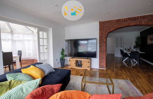 Marston Green Villa | The Laurels - HS2 Contractors, NEC, BHX Airport Stays, Sleeps 12, Free Parking