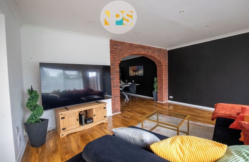 Marston Green Villa | The Laurels - HS2 Contractors, NEC, BHX Airport Stays, Sleeps 12, Free Parking