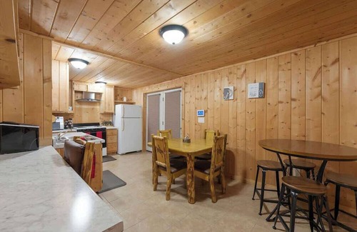 Galena House | Smart TV with Roku I King bed I 10mins to Polaris