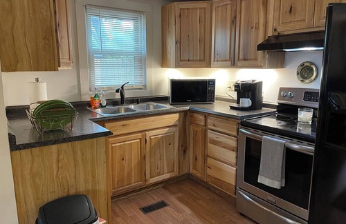 Valdosta Cottage | Charming 3-bedroom cottage in marvelous Valdosta with AC,