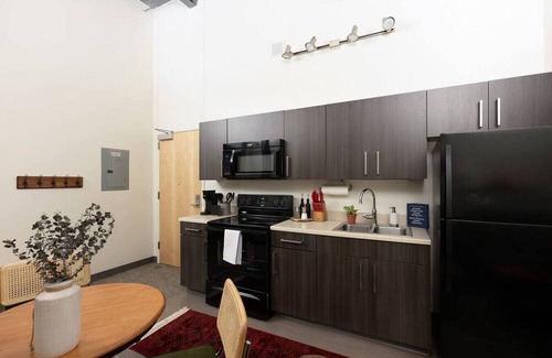 Westown Apartment | Flexhome Cream City 2BR Apt - Just 3 Blocks to Fiserv with Gym and Parking