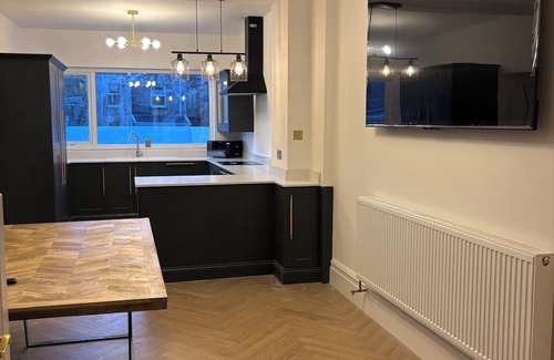 Neath House | Luxury Neath Center Stay | Discounts on Long Stays