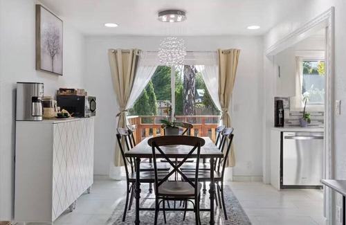 Highline House | Marvelous 4-bedroom house with fitness room in Seattle