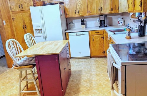 Silsbee House | Private Relaxing Escape - Cozy Jet Tub