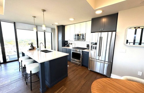 Edina Apartment | Beautiful 2 Bedroom Executive Corner Apartment