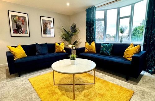 Westbourne Apartment | Modern 6BR | 12 Beds | Near Beach | Sleeps 20