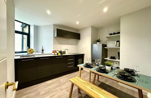 Westbourne Apartment | Modern 6BR | 12 Beds | Near Beach | Sleeps 20