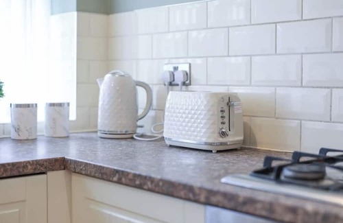 Gateshead House | Spacious 4 Bedroom House with Parking