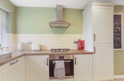 Gateshead House | Spacious 4 Bedroom House with Parking